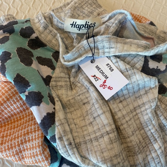 Haptics short sleeve color block/cheetah print top. Gray/orange/teal. M/L .NWT - Picture 14 of 15